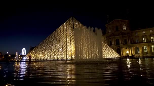 Lamellenpyramide bei Nacht - Paris, Frankreich — Stockvideo