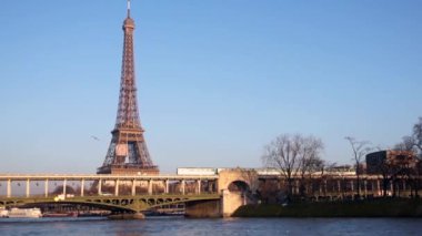 Günbatımı Metro geçiş Bir-hakeim Köprüsü üzerinde