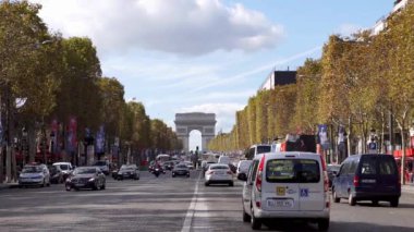 Arka planda Arc de Triomphe ile Champs-Elysees ' d a trafik