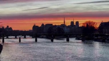 Timelapse: Ile de la Cite Sunrise kışın - Paris