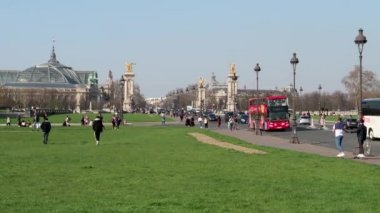 İnsanlar üzerinde Avenue des Invalides çim - Paris, Fransa