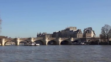 Tekne trafiği altında Pont Neuf Seine nehrinde - Paris, Fransa