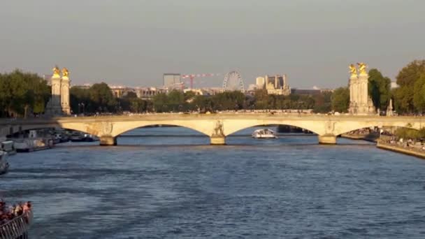 Turister båtar trafikerar floden Seine-Paris Frankrike — Stockvideo