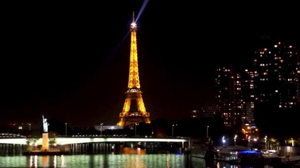 Front de Seine e Torre Eiffel à noite - Paris, França — Vídeo de Stock