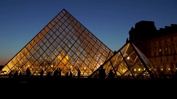 Timelapse de la Pirámide del Louvre por la noche - París, Francia — Vídeo de stock