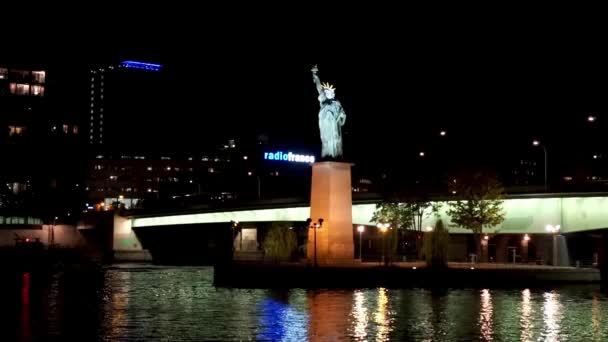Движение лодок вблизи Replica of the Statue of Liberty - Paris, Fran — стоковое видео