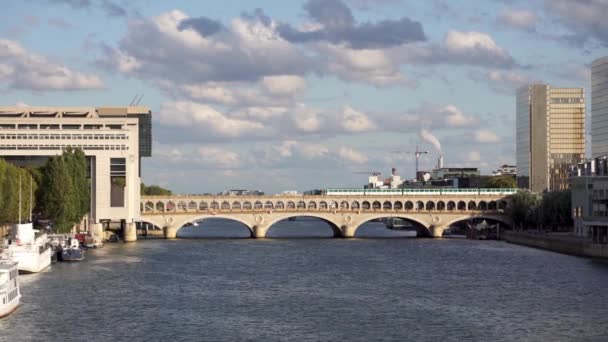 Tráfico de metro en el puente de Bercy - París — Vídeos de Stock