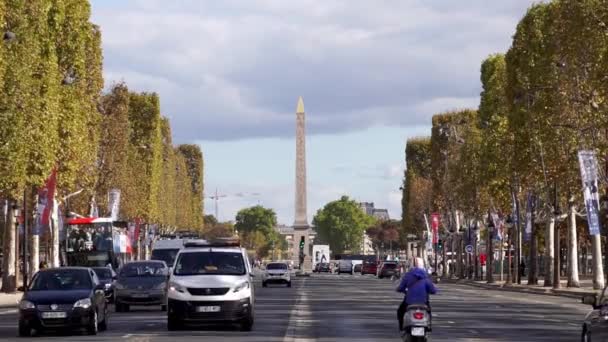 Verkeer op de Champs-Elysees met Place de la Concorde in de achtergrond — Stockvideo