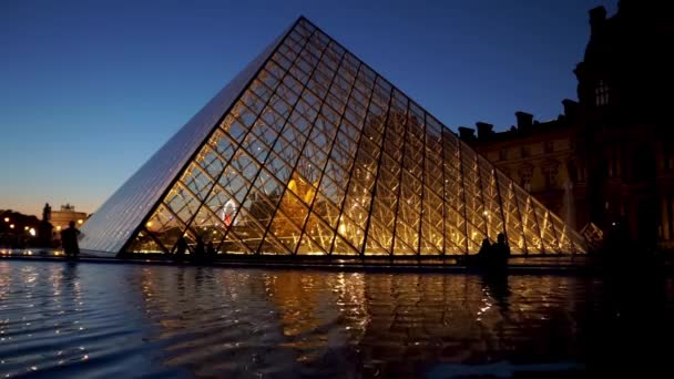 Pyramida v Louvru v noci - Paříž, Francie — Stock video