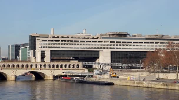 Metros cruzando el puente Bercy - París — Vídeo de stock