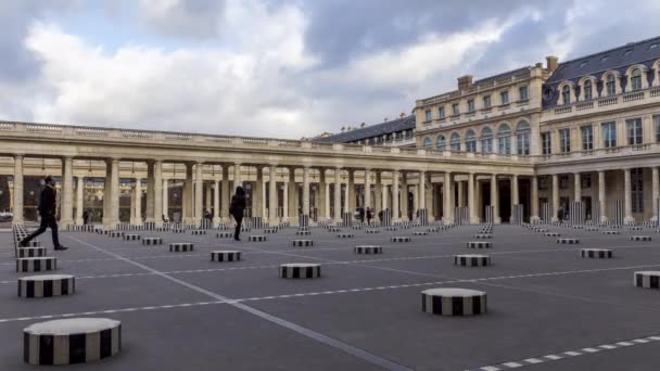 Timeplapse Buren oszlopok a Palais Royal - Párizs, Franciaország — Stock videók