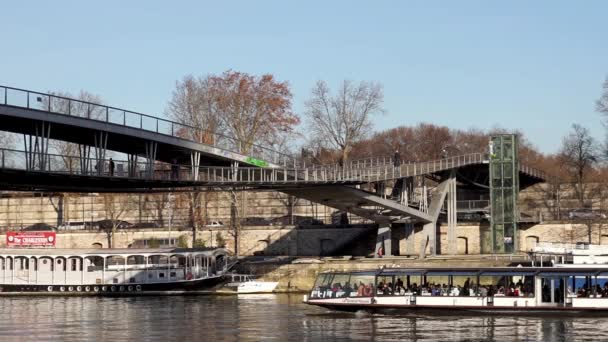 シモーヌ ・ ド ・ ボーヴォワール歩道橋 - パリ — ストック動画