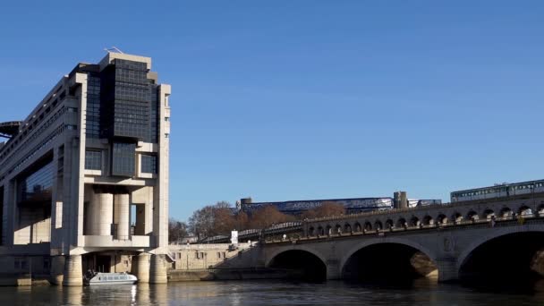 Französisches Ministerium für Wirtschaft und Finanzen und Bercy Bridge - Paris — Stockvideo