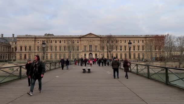 Emberek gyaloglás és a kerékpározás a Pont des Arts - Párizs, Franciaország — Stock videók