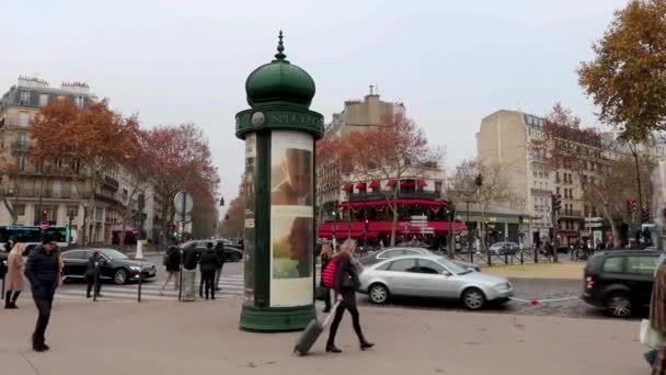 Morris column on the place de lEcole Militaire - Париж, Франция — стоковое видео