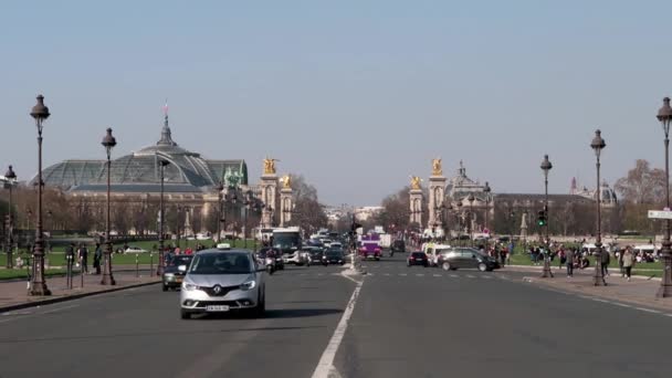 Provoz na avenue des Invalides v Paříži - Francie — Stock video