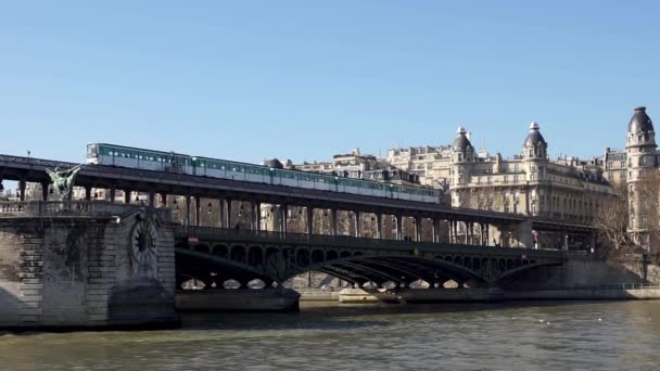 空中地铁过境点 Bir Hakeim 桥-巴黎 — 图库视频影像