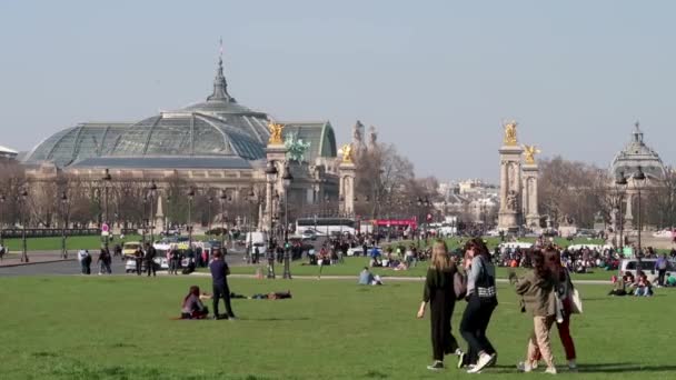 Ανθρώπους που περπατούν στο avenue des Invalides γρασίδι - Παρίσι, Γαλλία — Αρχείο Βίντεο