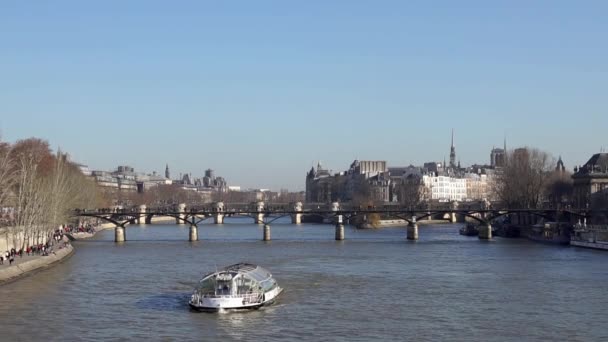 Pont des Arts とボートのトラフィック - パリ、フランスの上を歩く人 — ストック動画