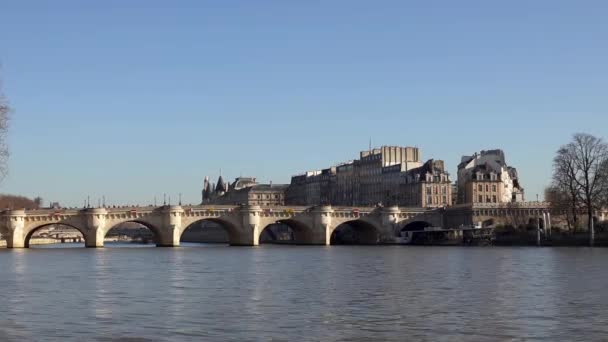 タイムラプス - セーヌ川のポン ヌフ橋の下のボートの交通 - パリ、フランス — ストック動画