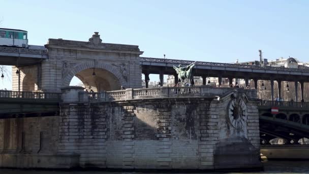 Aerial Metro crossing Bir Hakeim bridge - Paris — Stock Video