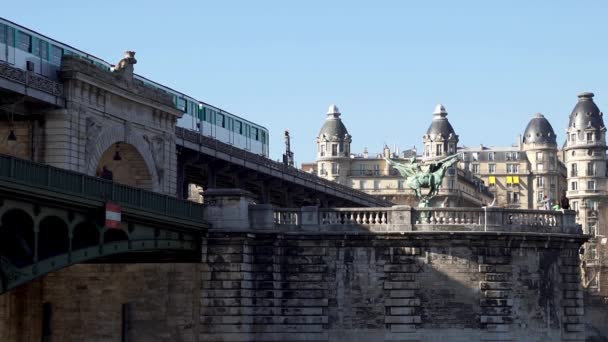 Métro aérien traversant le pont Bir Hakeim - Paris — Video