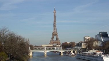 Tren trafik Pont Rouelle demiryolu köprüsünde Eyfel Kulesi arka planda - Paris, Fransa