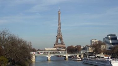 Paris, Fransa - 13 Şubat 2019: Tren trafik Rer Pont Rouelle ve metro trafik Pont Bir-Hakeim üzerinde Eyfel Kulesi arka planda - Paris, Fransa