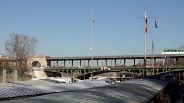 Metro trafik üzerinde Pont Bir-Hakeim (Passy viaduc) MAVNA ön planda - Paris, Fransa