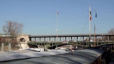 Metro trafik üzerinde Pont Bir-Hakeim (Passy viaduc) MAVNA ön planda - Paris, Fransa