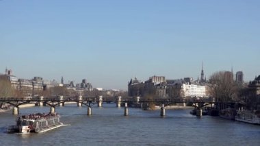 Paris, Fransa-15 Şubat 2019: Seine Nehri üzerinde Pont des Arts üzerinde yürüyen Insanlar ve turist dolu tekne-Paris, Fransa