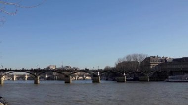 Paris, Fransa - 15 Şubat 2019: İnsanlar Pont des Arts üzerinde tekne ve Seine Nehri üzerinde trafik - Paris, Fransa
