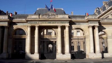 Paris, Fransa-Mart 11 2019: Conseil d 'Etat (Devlet Konseyi önünde geçen Insanlar)