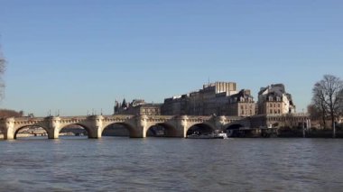 Paris, Fransa-15 Şubat 2019: Seine Nehri üzerinde Pont Neuf (yeni köprü) altında tekne trafiği-Paris, Fransa