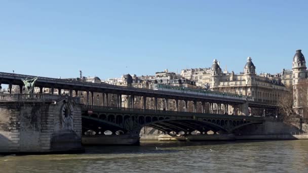 Движение Лодок Мостом Бир Хакейм Passy Viaduc Метро Мосту Париж — стоковое видео