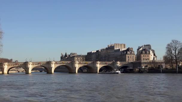 París Francia Febrero 2019 Tráfico Barcos Bajo Pont Neuf Nuevo — Vídeo de stock