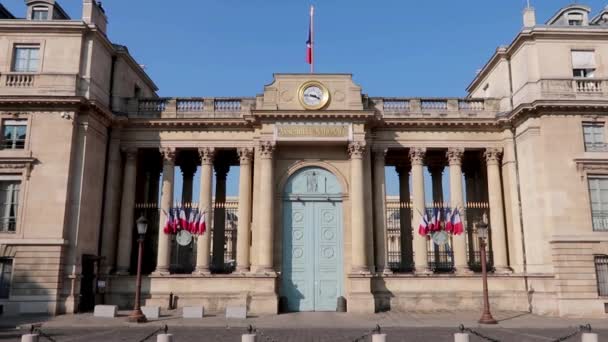 フランス 月22 2019 車のトラフィックとフランス国民議会の後部入口の前を通過する人々 パレバーボン — ストック動画