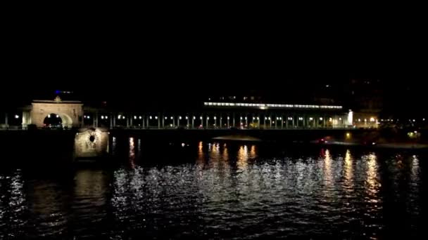 Tunnel bana korsning Bir-Hakeim bro på natten — Stockvideo