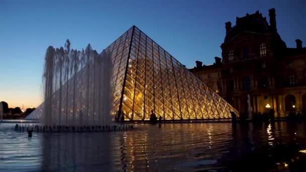 Zeitraffer der nächtlichen Lamellenpyramide - Paris, Frankreich — Stockvideo