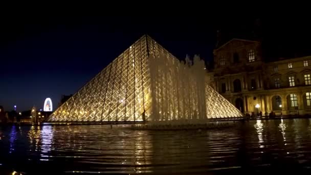 Timelapse z pyramida v Louvru v noci - Paříž, Francie — Stock video