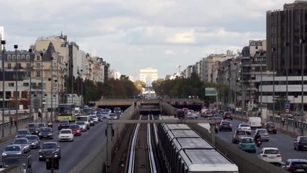 Metra provoz mezi La Défense a Paříž - Francie — Stock video