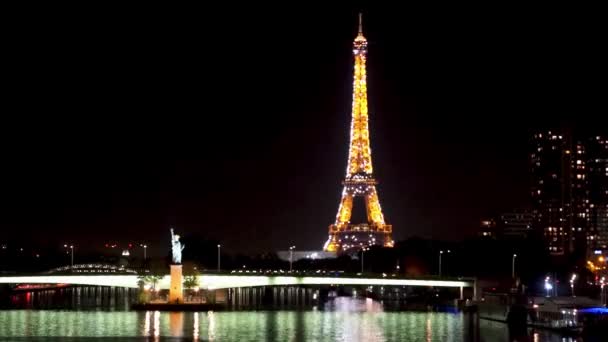 TimeLapse a csillogó fények az Eiffel-torony éjjel-par — Stock videók