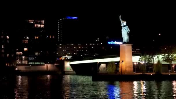 Lodní doprava poblíž repliky sochy svobody-Paříž, Francie — Stock video