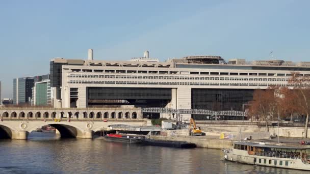 フランス 月25日 2018 ベルシー橋の下のボートの交通とバックグラウンドでの経済と金融のためのフランス省 — ストック動画