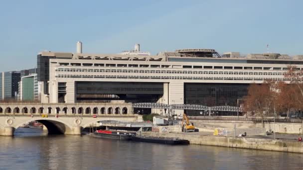 フランス 12月25日 2018 ベルシー橋の近くでのボートと地下鉄交通量のタイムラプス 経済と金融の背景におけるフランス省 — ストック動画