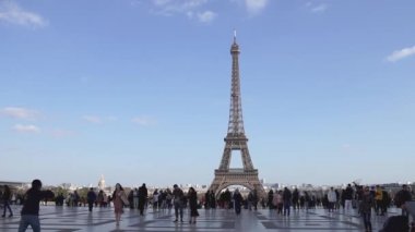 Eyfel kulesinin önündeki Trocadero meydanında yürüyen insanlar - Paris, Fransa