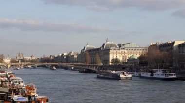 Arka planda Orsay Müzesi ile Seine nehri üzerinde Tekneler trafik - Paris, Fransa