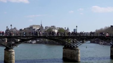 Seine nehri üzerinde Pont des Arts köprüsüüzerinde yürüyen insanlar - Paris