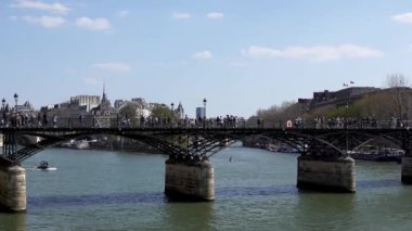 Seine nehri üzerinde Pont des Arts köprüsü altında Nehir tugay devriye - Paris