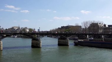 Seine nehri üzerinde Pont des Arts köprüsü altında Mavna trafic - Paris
